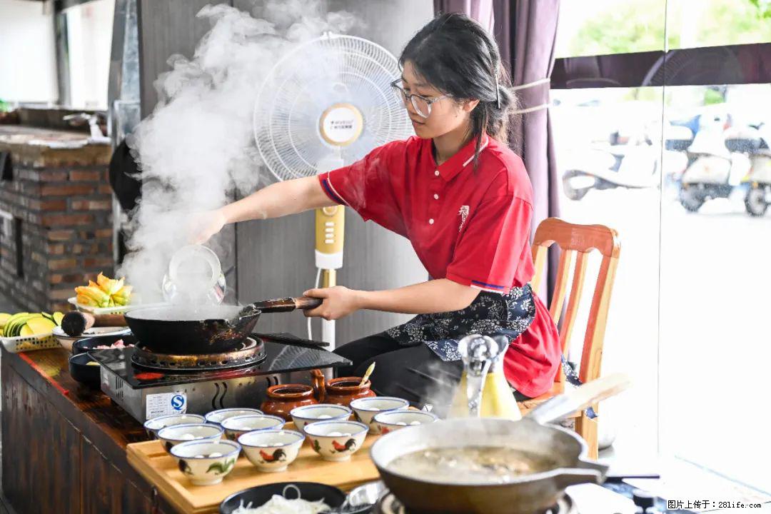 全网追的“扁担女孩”，找了一份暑假工，时薪12元 - 乌鲁木齐生活资讯 - 乌鲁木齐28生活网 xj.28life.net